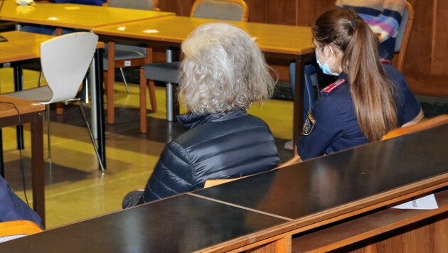 Die 74-Jährige vor Gericht (Bild: Christian Jauschowetz)