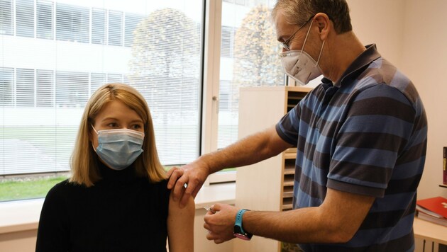 Christine Haberlander bei ihrer Grippeimpfung. (Bild: Engelsberger)