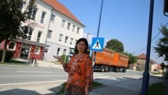 Stadtchefin Knauder vor der Volksschule in St. Andrä. (Bild: Hronek Eveline)