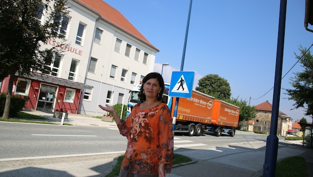 Stadtchefin Knauder vor der Volksschule in St. Andrä. (Bild: Hronek Eveline)