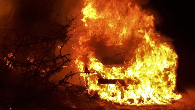Schon wieder stand in Telfs plötzlich ein Pkw in Flammen. (Bild: Zeitungsfoto.at/Team)