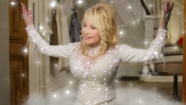 Dolly Parton in einer Szene des Netflix-Films „Dolly Parton’s Christmas on the Square.“ (Bild: © 2020 Netflix, Inc.)