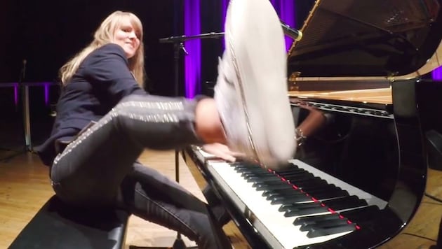 Live zeigt die Pianistin vollsten Körpereinsatz. (Bild: K. Alber)