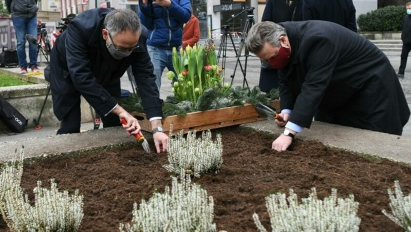 Der niederländische Botschafter Aldrik Gierveld und Wiens Bürgermeister Michael Ludwig (Bild: APA/HELMUT FOHRINGER)