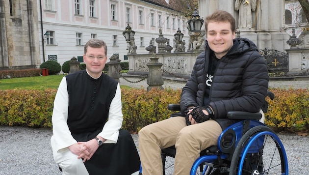 Zisterzienserpater Johannes mit Theologiestudent Luca (Bild: Gabriele Moser)