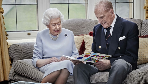 Zum 73. Hochzeitstag bastelten Prinz George, Prinzessin Charlotte und Prinz Louis ihren Urgroßeltern Queen Elizabeth und Prinz Philip eine süße Glückwunschkarte. (Bild: AFP)