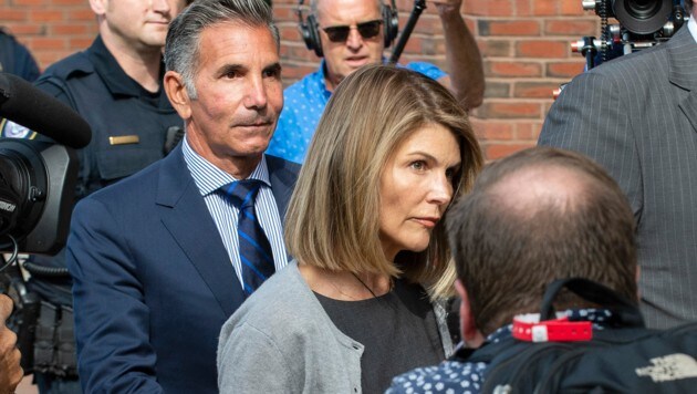 Mossimo Giannulli und Lori Loughlin nach einem Gerichtsprozess im letzten Jahr (Bild: AFP )