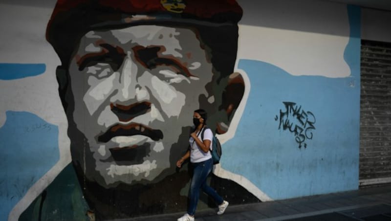 Der 2003 verstorbene venezolanische Präsident Hugo Chavez ist in seiner Heimat noch immer allgegenwärtig. Nun soll er auch in die US-Wahl „eingegriffen“ haben. (Bild: APA/AFP/Federico Parra)
