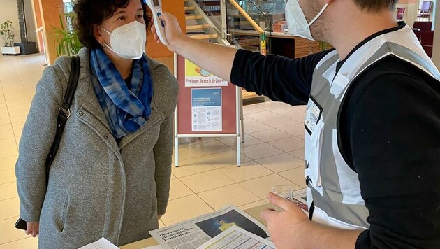 Eine Fiebermessung am Eingang ist mittlerweile Pflicht, Mitglieder der JVP helfen etwa in Wiener Neustadt mit. (Bild: Volkspartei Wiener Neustadt)