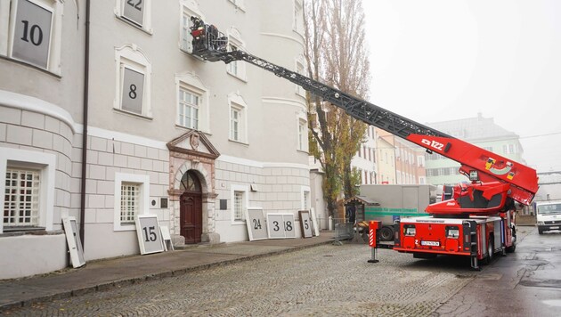 Der Kunstadventkalender auf der Liebburg wird von der Feuerwehr aufgebaut. (Bild: Stadt Lienz)