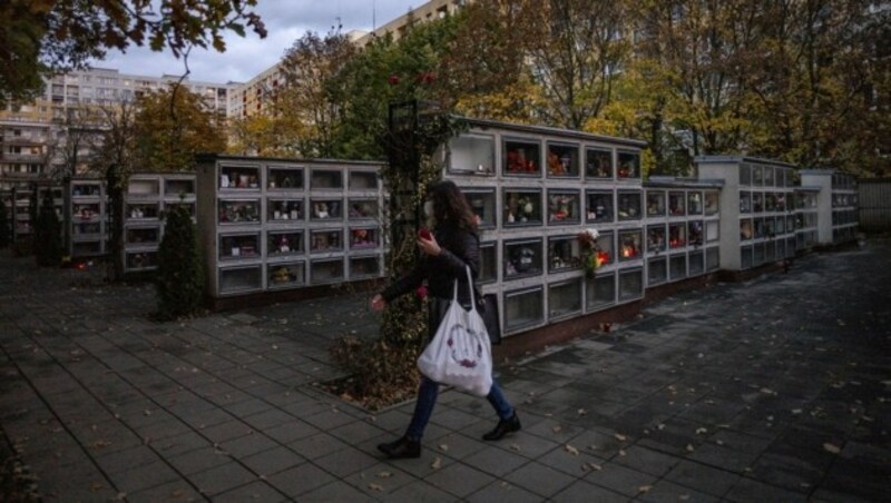 Ein Friedhof in Prag: Die nächtliche Ausgangssperre in Tschechien gilt künftig erst ab 23 Uhr. (Bild: AFP)