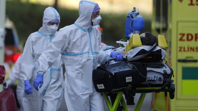 Der Notstand aufgrund der Corona-Pandemie ist in Tschechien erneut verlängert worden. (Bild: AP)