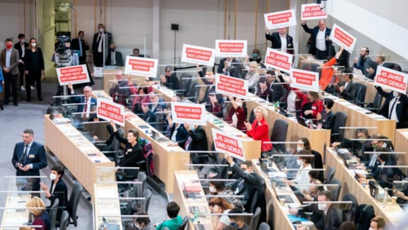 Zum Thema Pensionen gingen am Freitag im Nationalrat wieder einmal die Wogen hoch. (Bild: APA/GEORG HOCHMUTH)