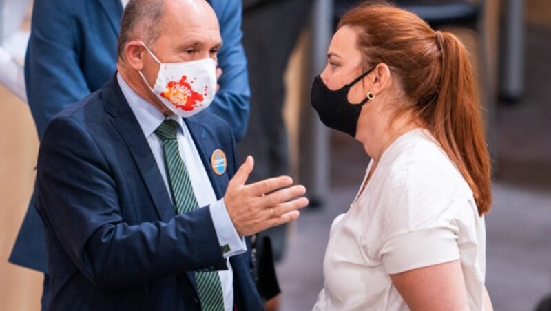 Nationalratspräsident Wolfgang Sobotka (ÖVP) mit „Orange the World“-Maske und die Abgeordnete Nina Tomaselli (Grüne) (Bild: APA/Georg Hochmuth)