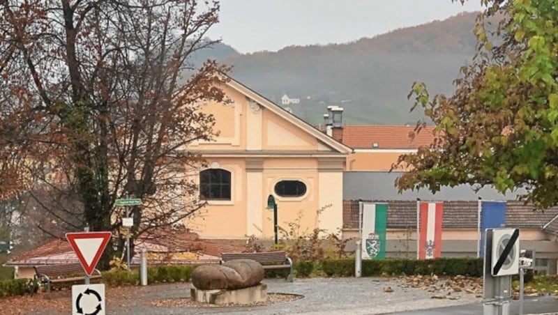 In Bad Gleichberg hat Benkos Jagdfreund Siegfried Wolf einen eigenen Platz. (Bild: zVg)