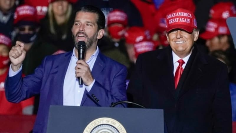 Donald Trump Jr. stand seinem Vater im Wahlkampf zur Seite. (Bild: AP)