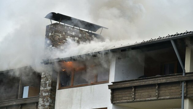 Die Bewohner flüchteten auf den Balkon, von wo sie mit Leitern gerettet wurden. (Bild: ZOOM.TIROL)
