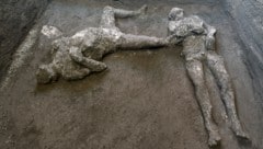 Bei dem Herren dürfte es sich um einen etwa 40-jährigen Mann handeln, der Sklave dürfte wesentlich jünger gewesen sein. (Bild: Parco Archeologico di Pompei via AP)