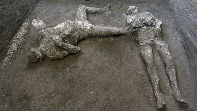 Bei dem Herren dürfte es sich um einen etwa 40-jährigen Mann handeln, der Sklave dürfte wesentlich jünger gewesen sein. (Bild: Parco Archeologico di Pompei via AP)