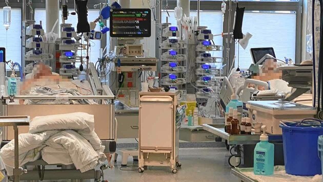 Ein Foto aus der Covid-Intensivstation im Uniklinikum Salzburg: Die meisten der Patienten hier liegen im künstlichen Tiefschlaf und müssen rund um die Uhr überwacht werden. (Bild: SALK)