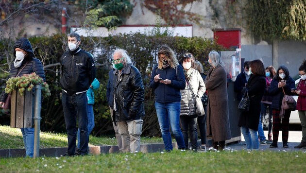 Bürger von Bozen stellen sich für den Corona-Test an. (Bild: ASSOCIATED PRESS)