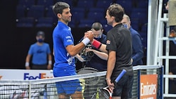 Dominic Thiem (r.) und Novak Djokovic bei ihrem bislang letzten Aufeinandertreffen Ende 2020 bei den ATP Finals – der Österreicher setzte sich damals im Halbfinale durch. (Bild: APA/AFP/Glyn KIRK)