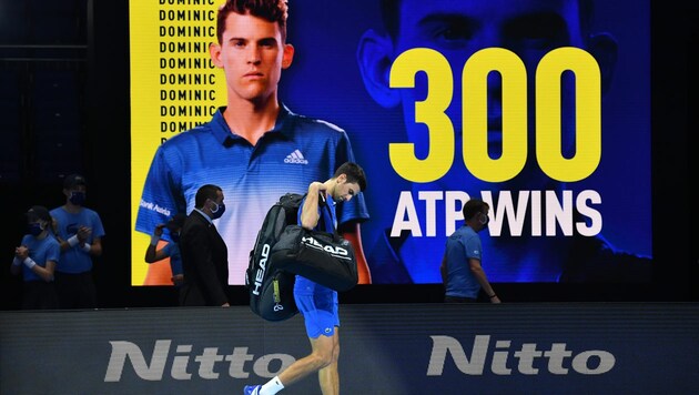 Novak Djokovic tritt nach seiner Niederlage gegen Dominic Thiem ab. (Bild: APA/AFP/Glyn KIRK)