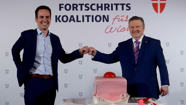 Ein Riesenpunschkrapfen und rosarote Hosenträger: Vizebürgermeister Christoph Wiederkehr und Stadtchef Michael Ludwig (Bild: APA/HERBERT PFARRHOFER)