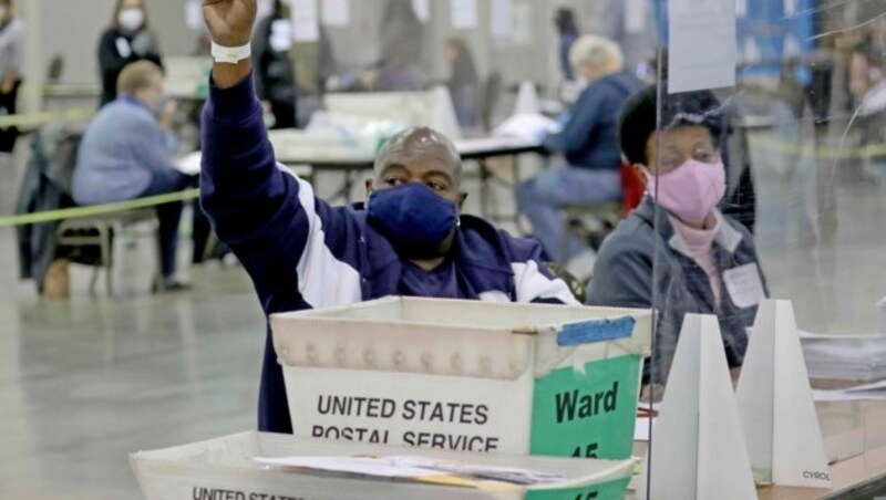 Neuauszählung in Wisconsin (Bild: Mike De Sisti/Milwaukee Journal-Sentinel via AP)