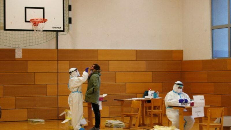 Testen unter Basketballkorb - dieser Turnsaal wurde in Bozen umfunktioniert. (Bild: AP)