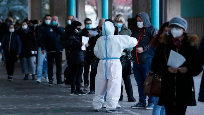 Massentests wie hier in Südtirol, sollen auch in Vorarlberg kommen. (Bild: AP)