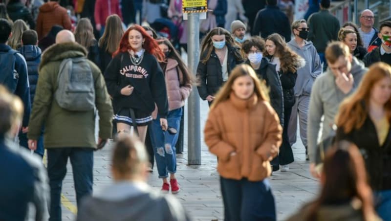 Gedränge in Cardiff, Wales (Bild: Ben Birchall/PA via AP)