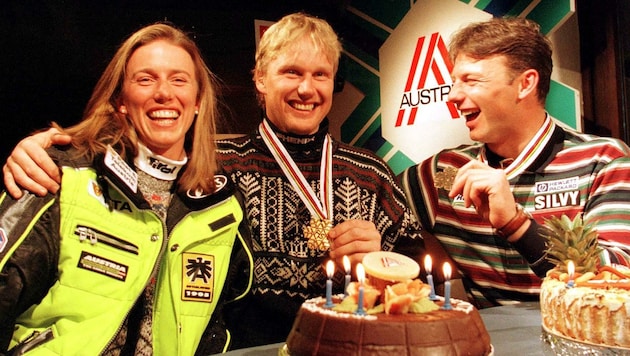 Schon 1997 ein Paar: Karin Köllerer und Atle Skaardal bei der Feier der WM-Goldenen im Super G in Sestriere. Damals Dritter: Günther Mader (re.). (Bild: Franz Pammer)