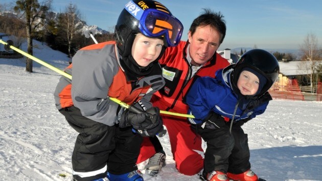 Übte schon 2008 mit den Skaardal-Kids Niklas und Fredrik: Walter Alber, Obmann des Skiclubs Hallein. (Bild: Wolfgang Weber)