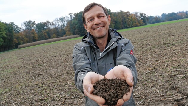 Da lacht das Herz des Humusexperten Hannes Maßwohl (Bild: Christian Jauschowetz)