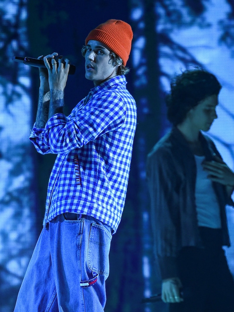 Shawn Mendes und Justin Bieber bei den 2020 American Music Awards (Bild: AP / AFP PHOTO / Courtesy of ABC)