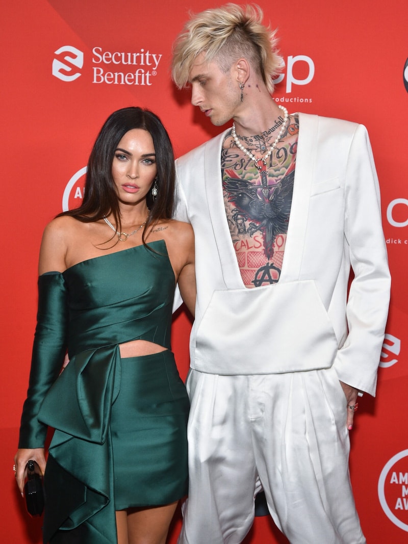 Rapper Machine Gun Kelly und seine Freundin Megan Fox zeigen sich bei den American Music Awards 2020 zum ersten Mal gemeinsam auf dem roten Teppich. (Bild: APA/AFP PHOTO / Courtesy of ABC)