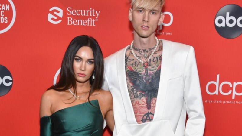 Megan Fox mit ihrem Lover Machine Gun Kelly bei den AMAs (Bild: APA/AFP PHOTO/Courtesy of ABC)