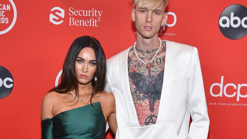 Megan Fox mit ihrem Lover Machine Gun Kelly bei den AMAs (Bild: APA/AFP PHOTO/Courtesy of ABC)