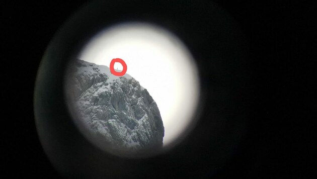 Die Bergrettung Hallein hat durch ein Fernrohr die Position der beiden Alpinisten genau beobachtet. Sie waren in einem ungefährlichen Bereich am Grat im Bereich des Ausstieges der Schusterroute. (Bild: Bergrettung Hallein)