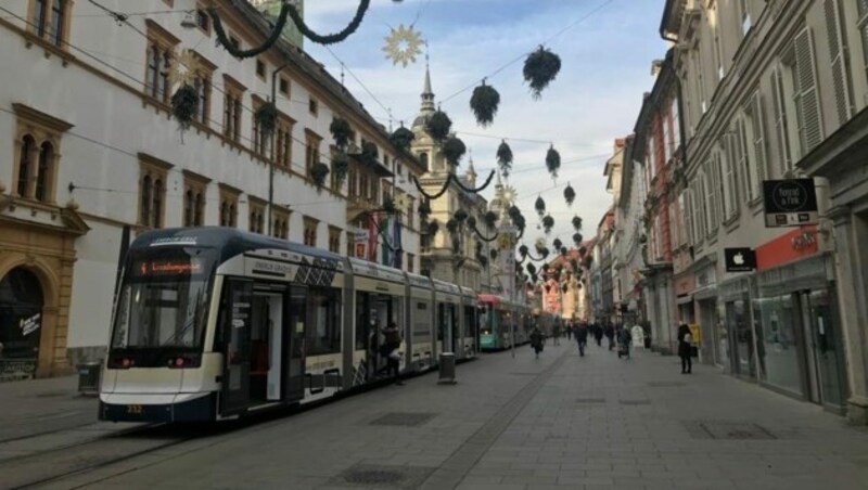 In der Herrengasse bildete sich ein Stau. (Bild: Hannah Michaeler)