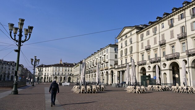 Geschlossene Lokale und Geschäfte in Turin (Bild: AFP)