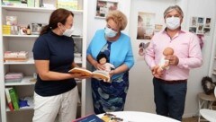 Landtagspräsidentin Verena Dunst und Vizebürgermeister Dietmar Babos zu Besuch bei Hebamme Petra Schmidt. (Bild: Judt Reinhard)