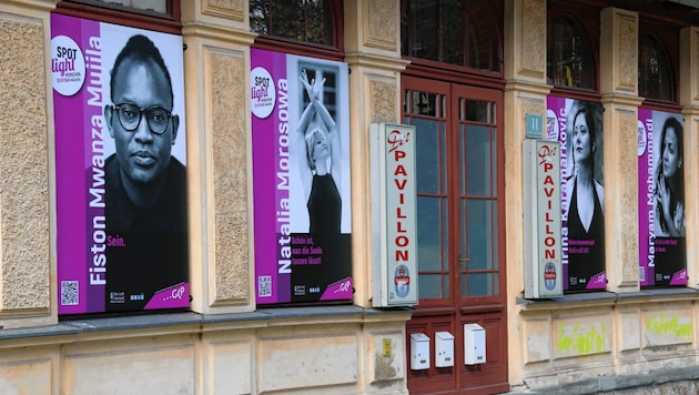 Die Plakate hängen nicht nur am Volksgartenpavillion Graz, sondern auch an vielen anderen Plätzen. Perfekt zum Spazieren (Bild: Christian Jauschowetz)