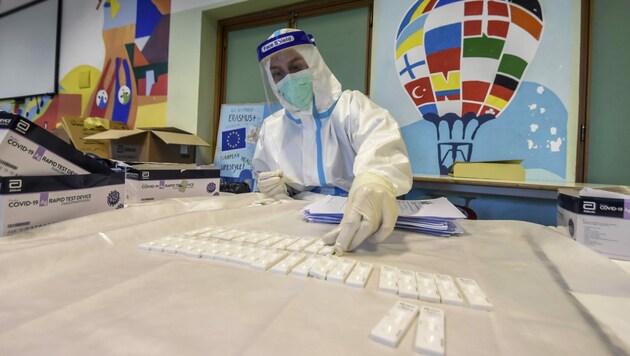 Auch in Italien versucht man, mit zahlreichen Testreihen der Pandemie Herr zu werden. (Bild: AP)