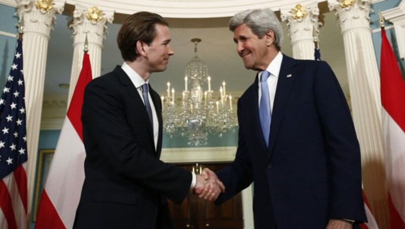 Sebastian Kurz (l.) im April 2016 im Rahmen eines Arbeitsbesuches in Washington mit dem damaligen Außenminister John Kerry (Bild: AUSSENMINISTERIUM/DRAGAN TATIC)