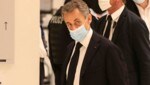 „Sagen Sie einfach Sarkozy zu mir“: Frankreichs Ex-Präsident Nicolas Sarkozy auf der Anklagebank (Bild: AP)