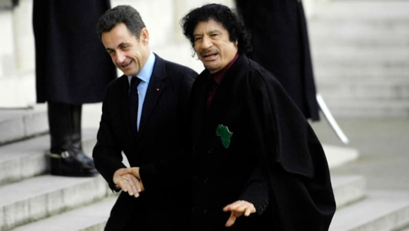 Hat Nicolas Sarkozy Geld vom 2011 entmachteten und getöteten libyschen Präsidenten Muammar al-Gaddafi Geld für seinen Wahlkampf im Jahr 2007 bekommen? Auch diese Frage könnte in einem Gerichtssaal gestellt werden. (Bild: APA/AFP/STEPHANE DE SAKUTIN)