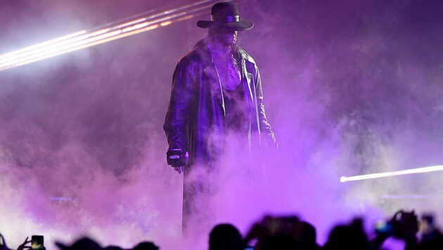 Viel Nebel, wenige Worte und Glockenschläge: Die Auftritte des Undertaker sorgten stets für Gänsehaut. (Bild: APA/AFP/Amer HILABI)