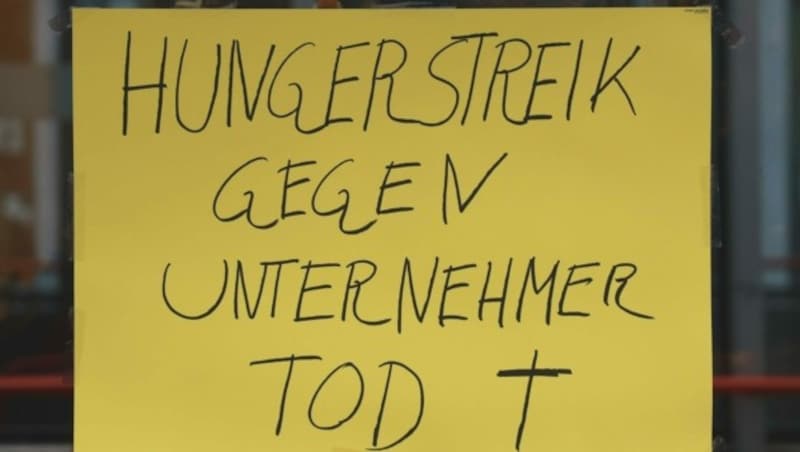 Dieses Schild prangt am Geschäft von Wolfgang Mayer. (Bild: Zwefo)